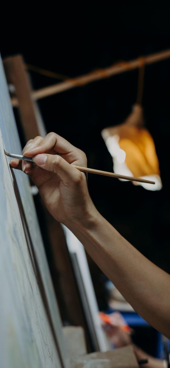 漫次元 App 作品详情页截图，页面上方是作品基本信息与连载状态标签，下方是章节话数列表和更新日期